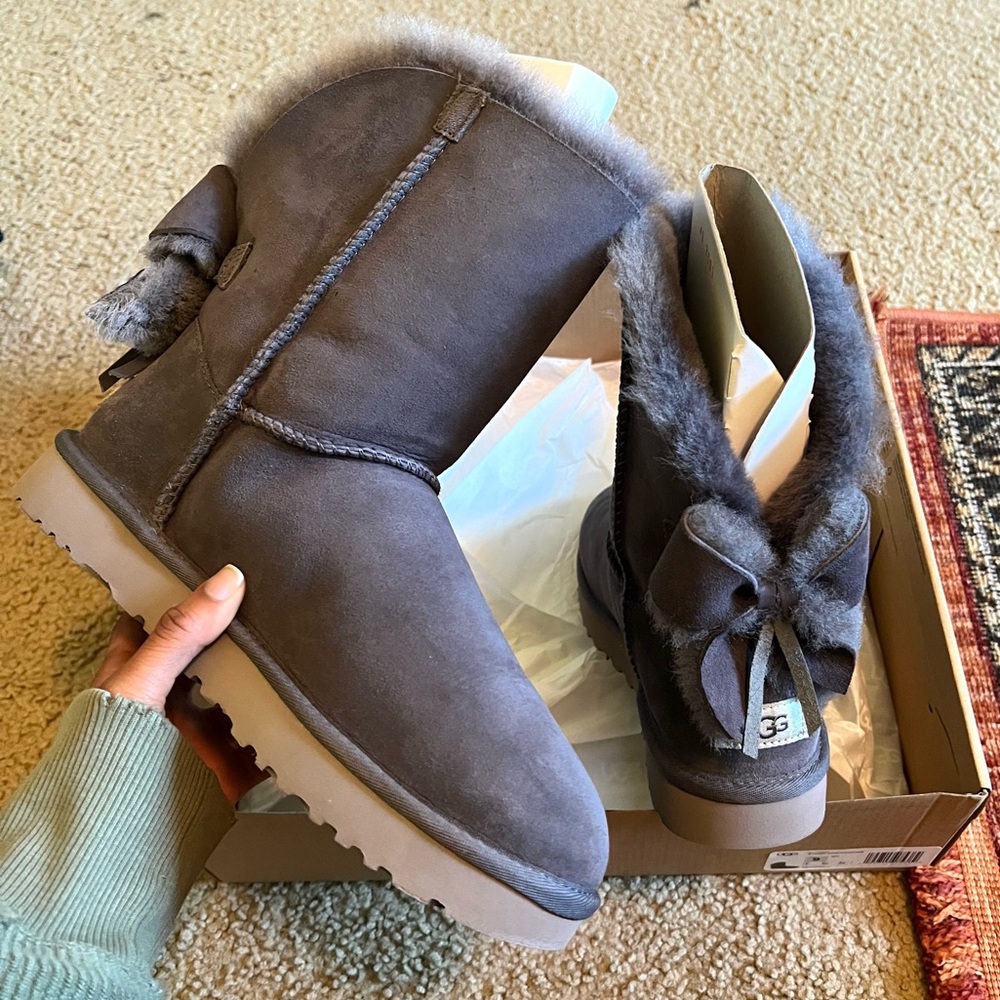 grey classic short cuffed bow uggs